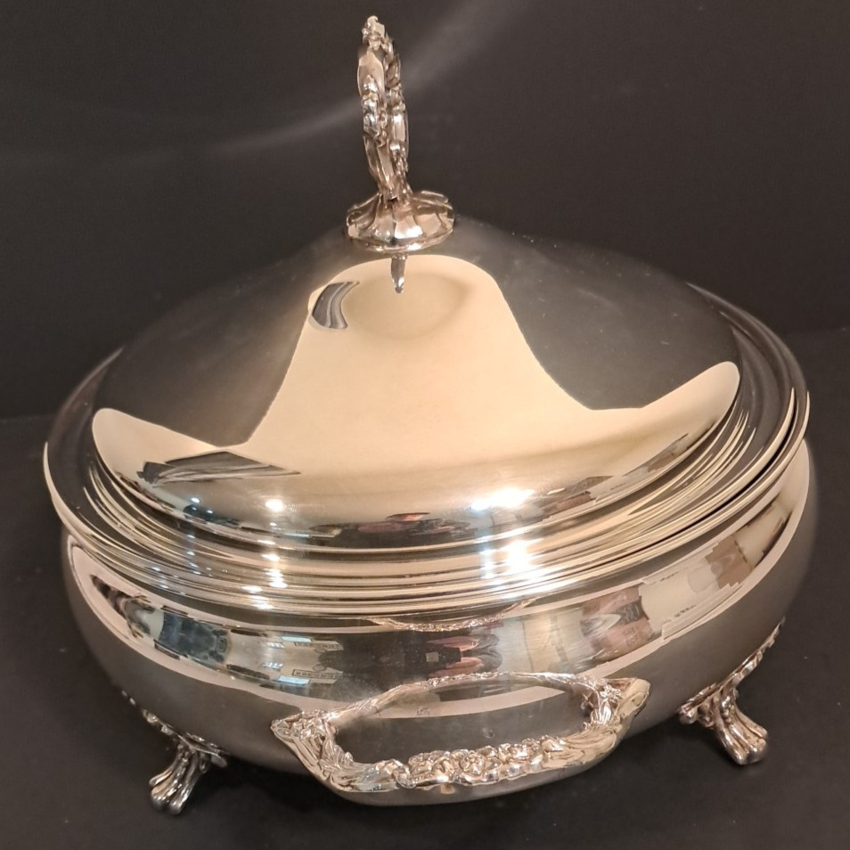 VTG Silver Plated Large Bowl/Covered Dish W/Lid & Pyrex Glass bowl insert