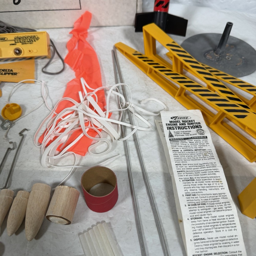 Vintage Estes Model Rocket Launch Set Range Box Pad Electron Beam Controller