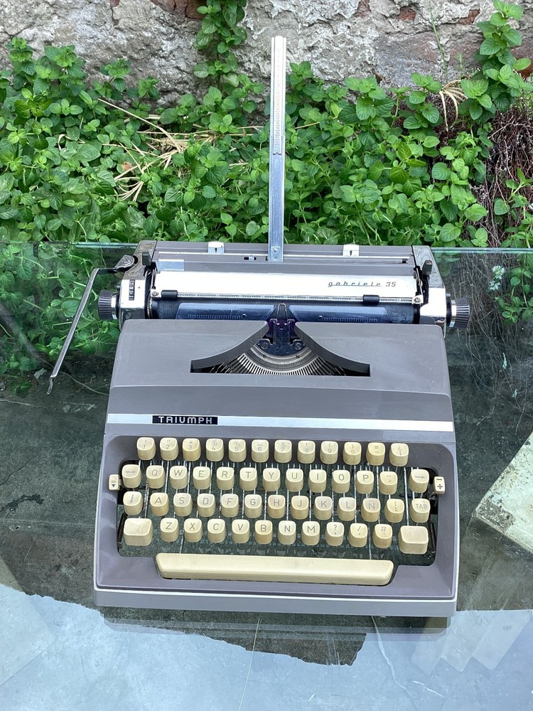 TRIUMPH GABRIELE 35 TYPEWRITER. CURSIVE TYPEFACE. GERMANY 1972