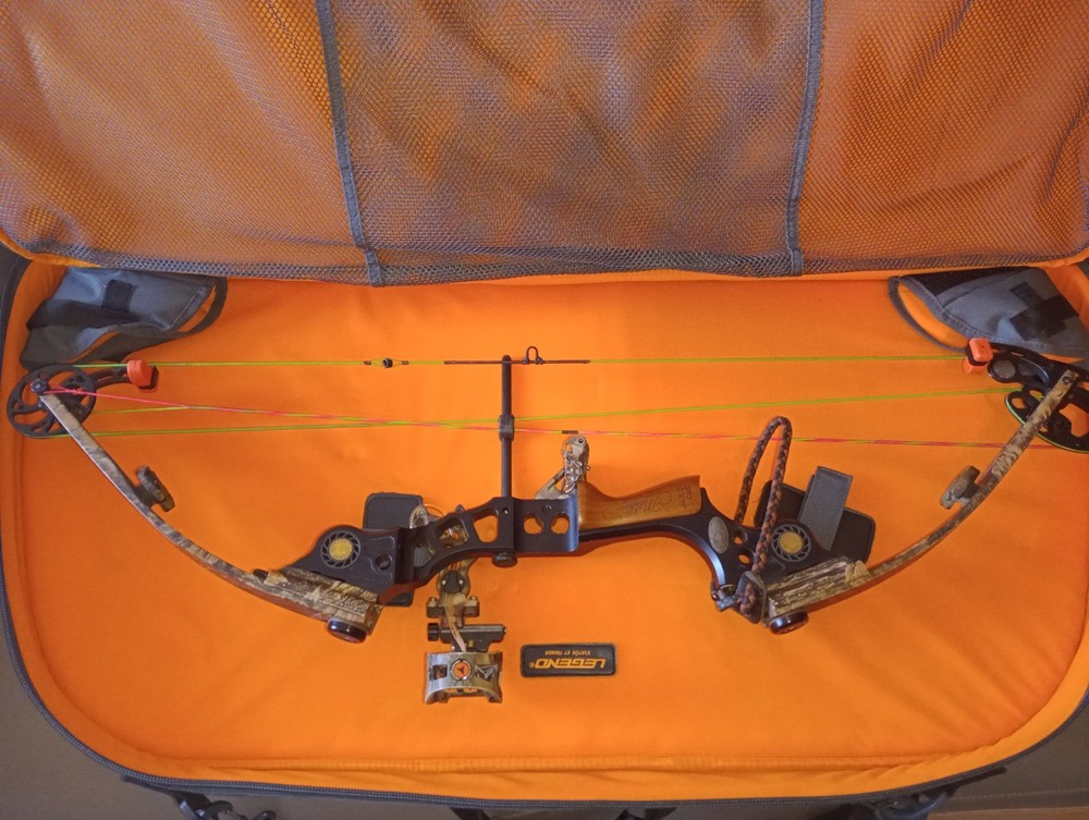 Mathews Blackmax2 Compound Bow. Right Hand. Excellent Condition