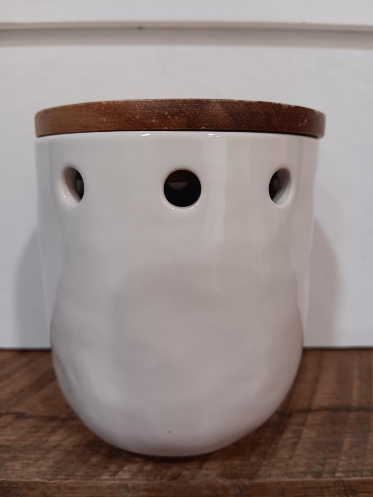 Rae Dunn Artisan Collection Garlic Cellar With Wooden Lid "Fresh"