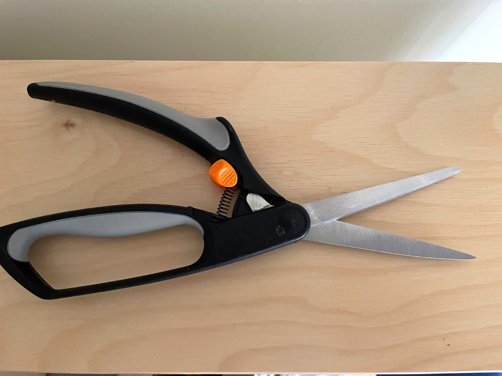 FISKARS Gentle Spring Assist Sewing Scissors Softouch Grip Locking Shears EUC