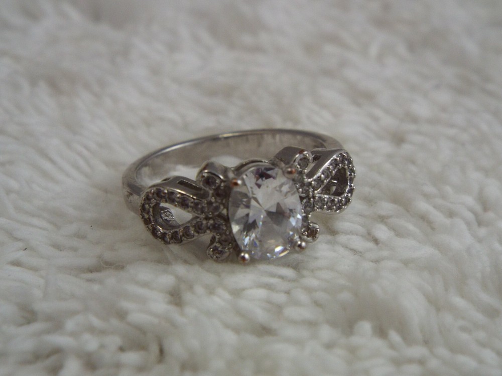 Silvertone Rhinestone Ring ~ Size 6.5 (C62)