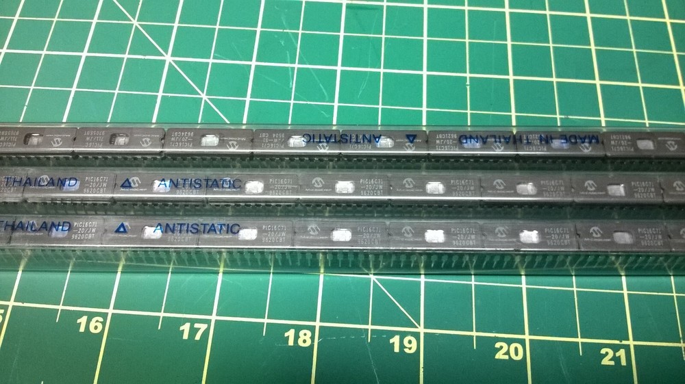 Microchip Technology PIC16C71-20JW8-Bit CMOS