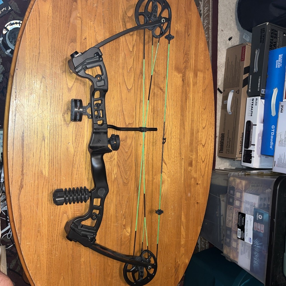 Barnett Archery Black Vortex Compound Bow w/ 3 Pin Sight  Read