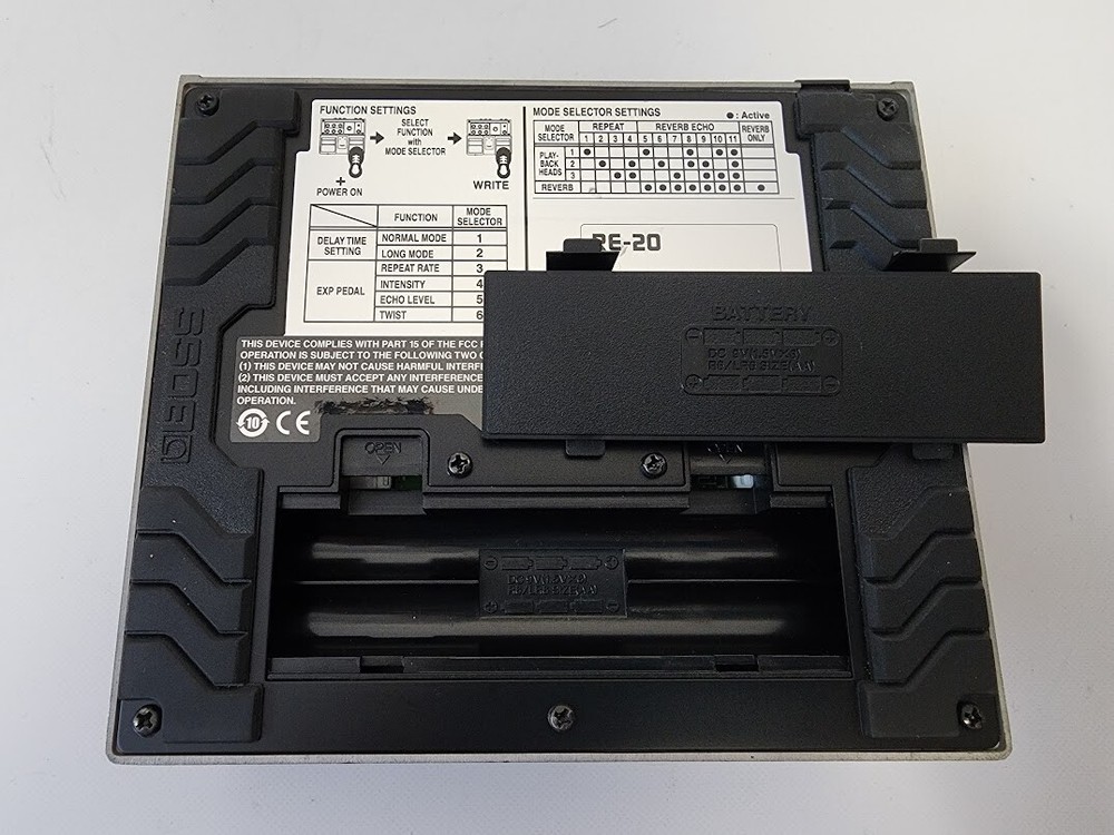 Boss RE-20 Space Echo Effects Pedals