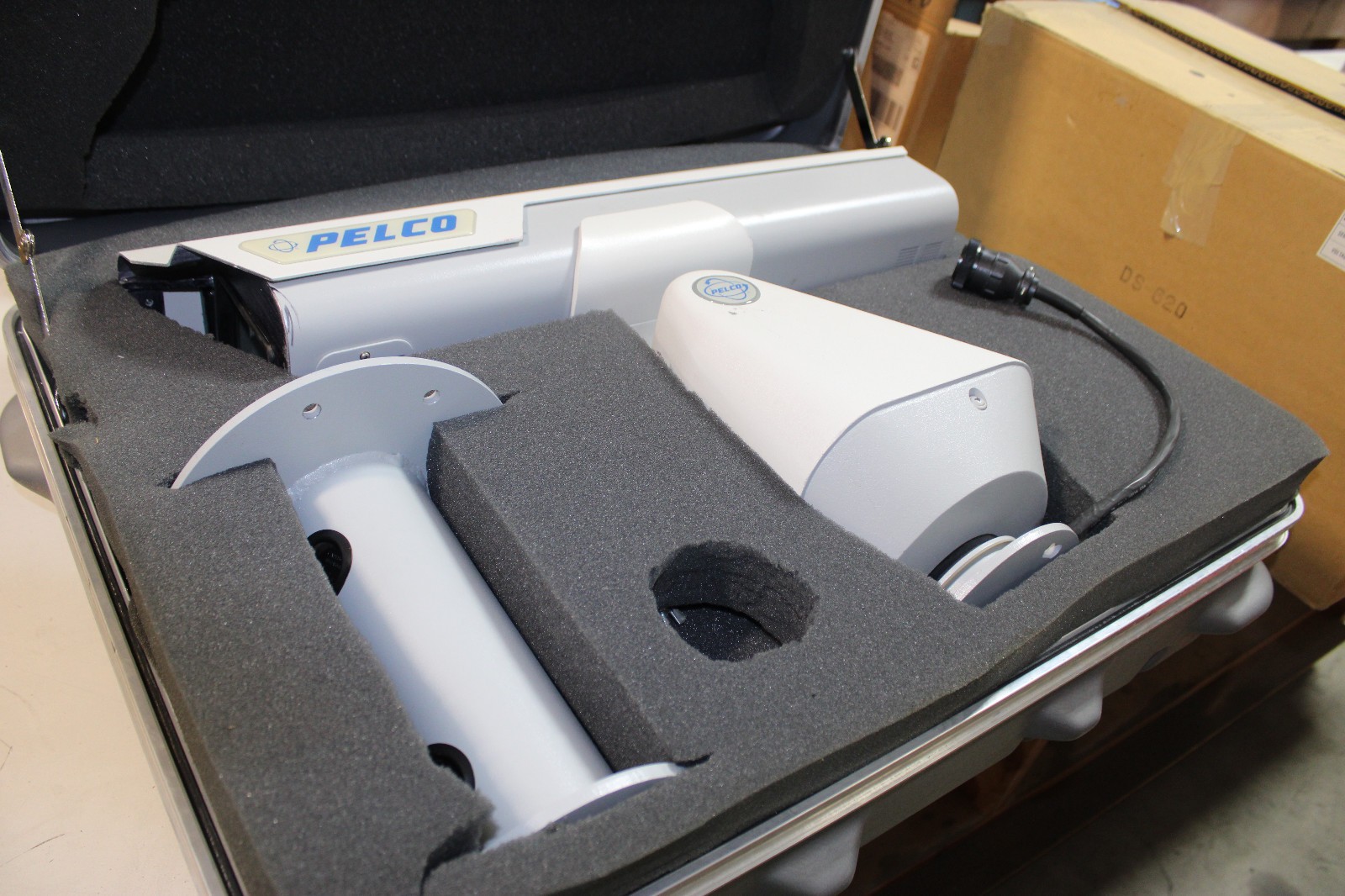 Pelco EH7823 CAMERA WITH PAN TILT & CASE