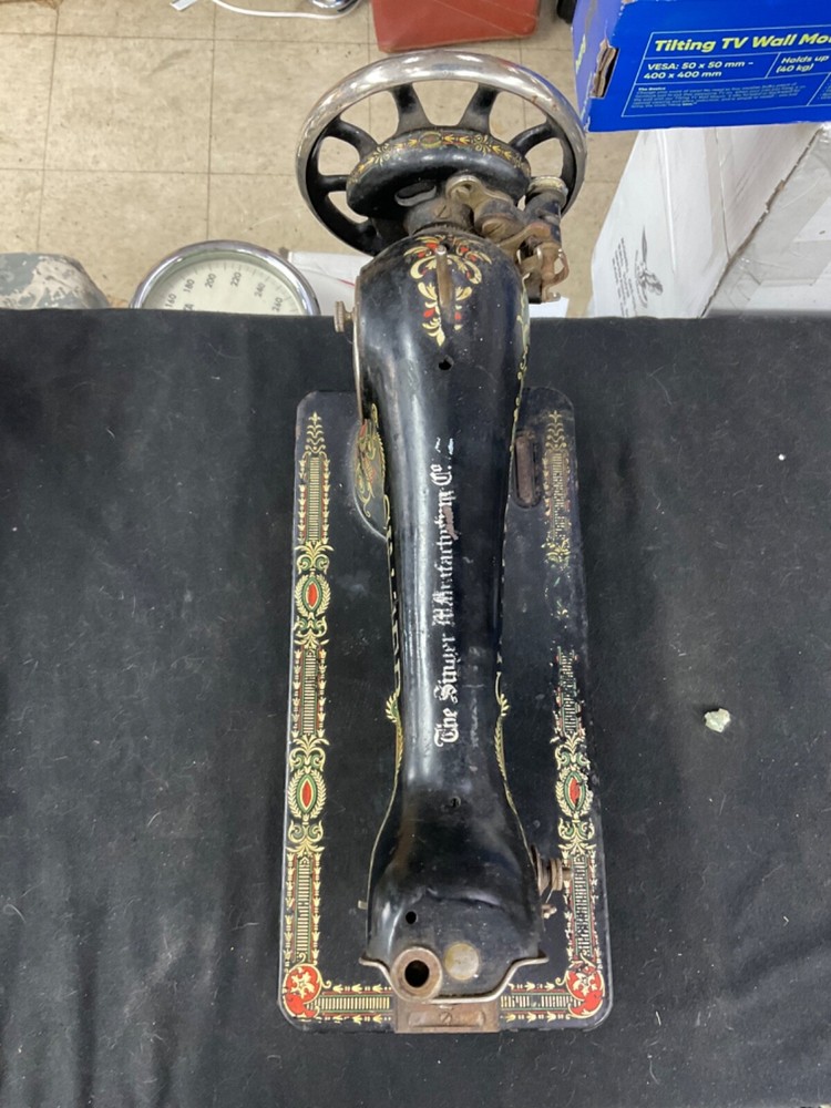 VINTAGE SINGER SEWING MACHINE