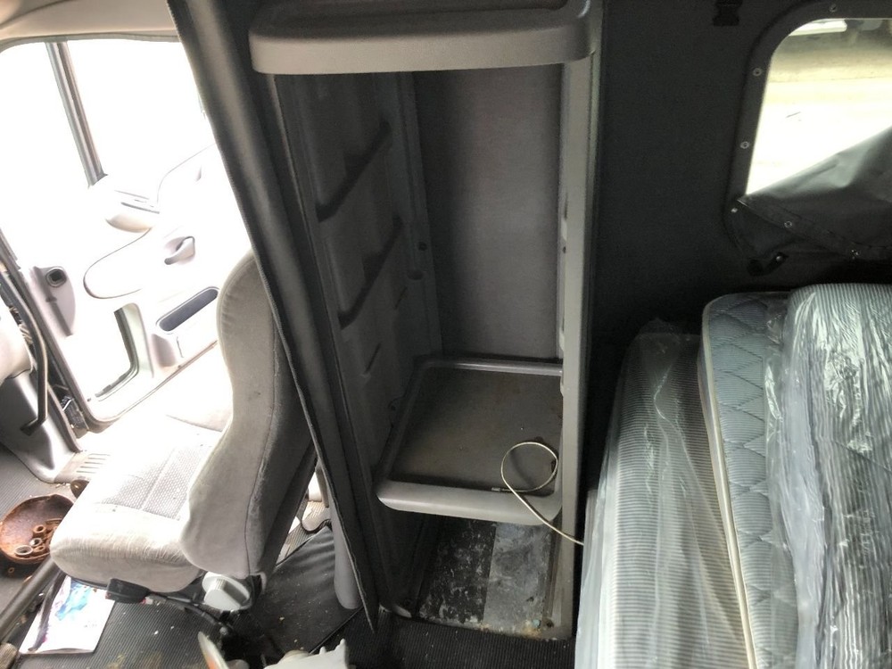 Peterbilt 387 Right/Passenger Sleeper Cabinet - Used