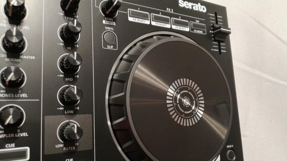 Roland DJ-202 2-Channel DJ Controller – Serato Compatible Performance Mixer -JPN