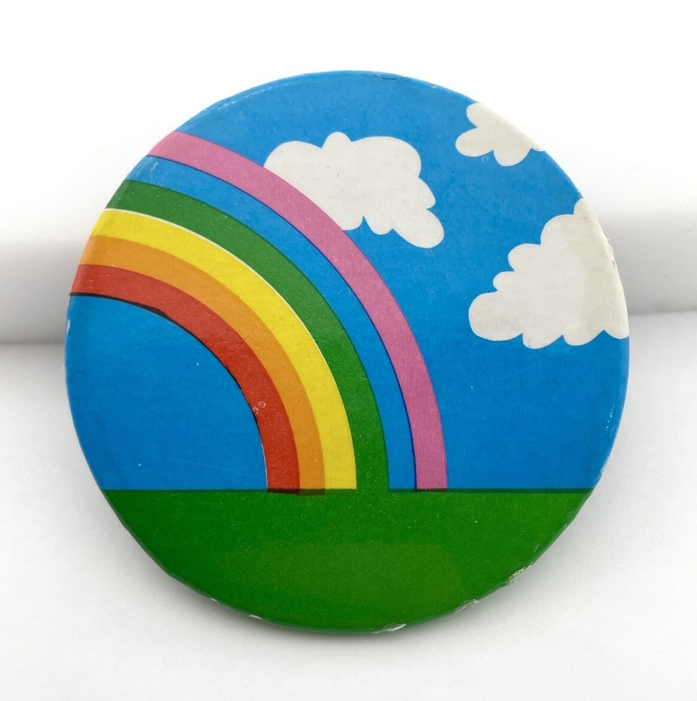 VINTAGE 1970s RAINBOW SKY CLOUDS & GRASS PINBACK BUTTON BADGE