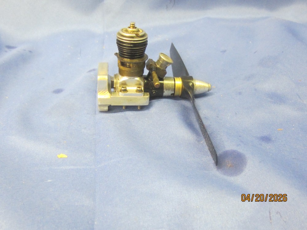 COX TD .051 2 STROKE GLOW ENGINE, WITH A MOUNT AND THROTTLE, USED