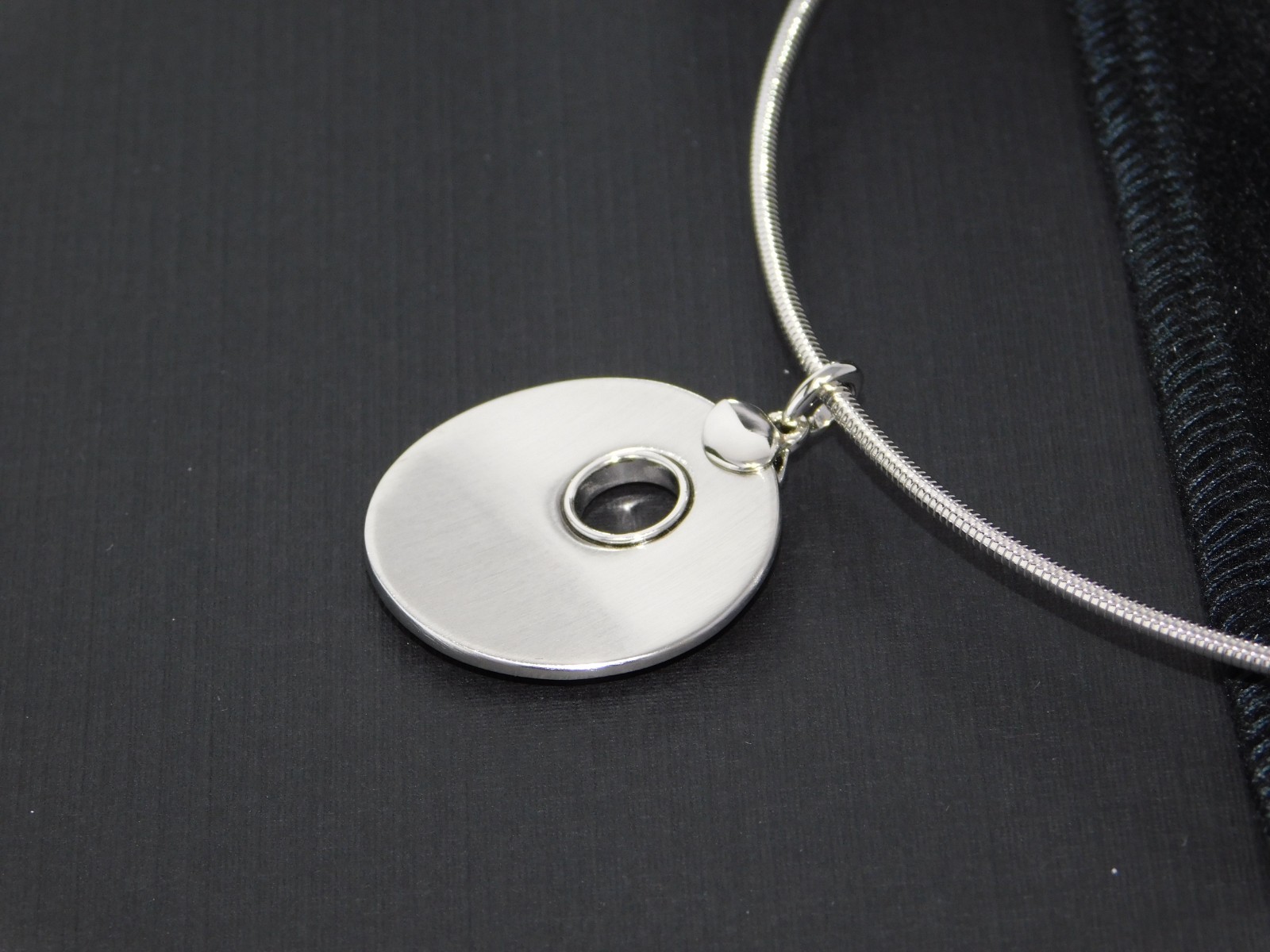 Vintage JOAN RIVERS Silver Tone Wire Choker Pendant Necklace New in Box