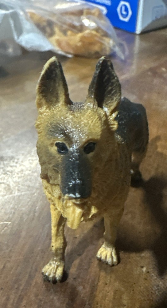 GERMAN SHEPARD 3” FIGURE UNBRANDED panting 2011