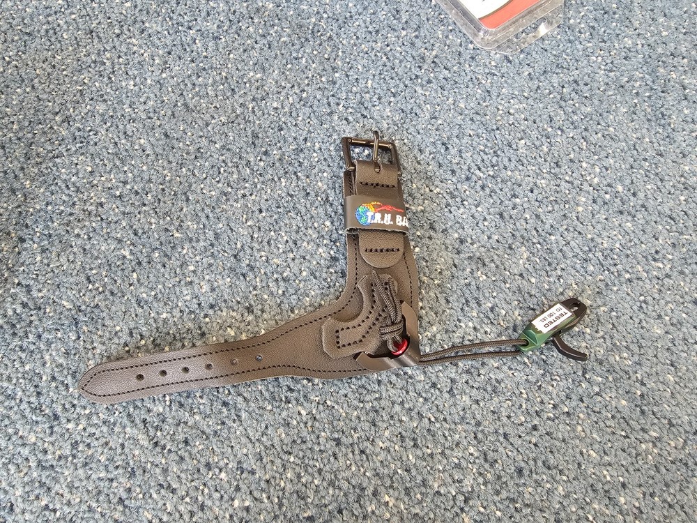 Diamond Archery Infinite Edge Pro Compound Bow 70# Draw w/ Case, Quiver, Release