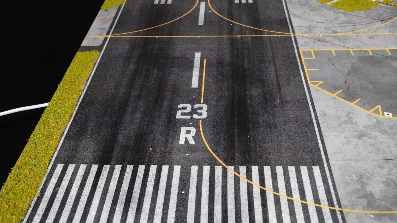 Deluxe 1/200 Scale Runway Base with Taxiway