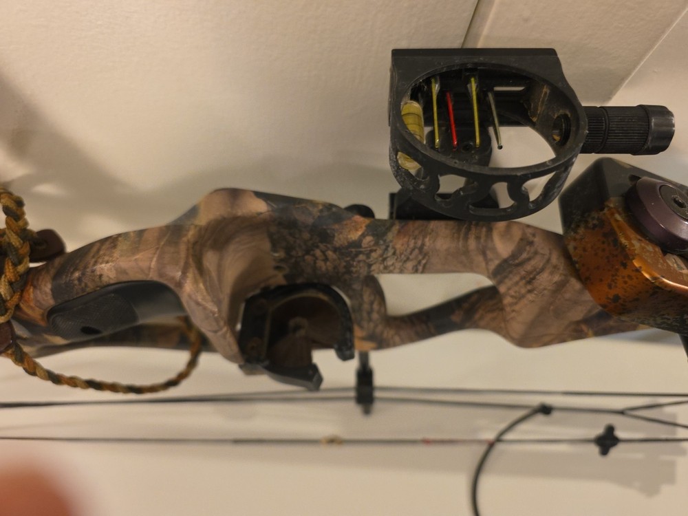 Reflex Excursion Compound Bow Weight 40-50 String 49 W/ Soft Case Camo Tru Fire