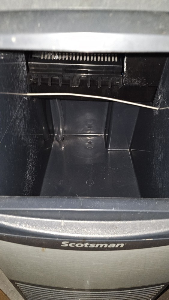 Scotsman CU0415MA-1 Air Cooled Undercounter Medium Cube Ice Machine 58 lb