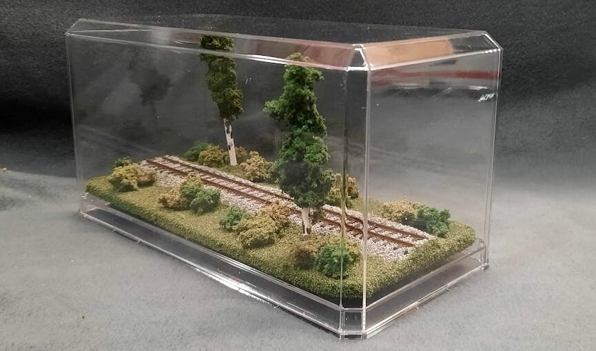 HOn3 SCALE 9" SINGLE TRACK DISPLAY CASE - SUMMER SCENE- FOR ANY HOn3 TRAINS