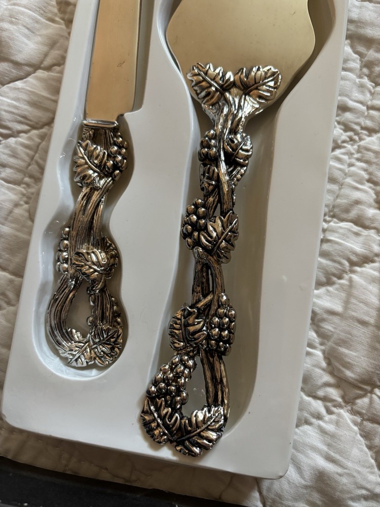 VINTAGE STUDIO NOVA GRAPE & VINE DESIGN CAKE KNIFE & SERVER- STAINLESS