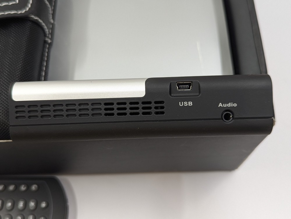 FAVI Mini LED Projector Business Edition