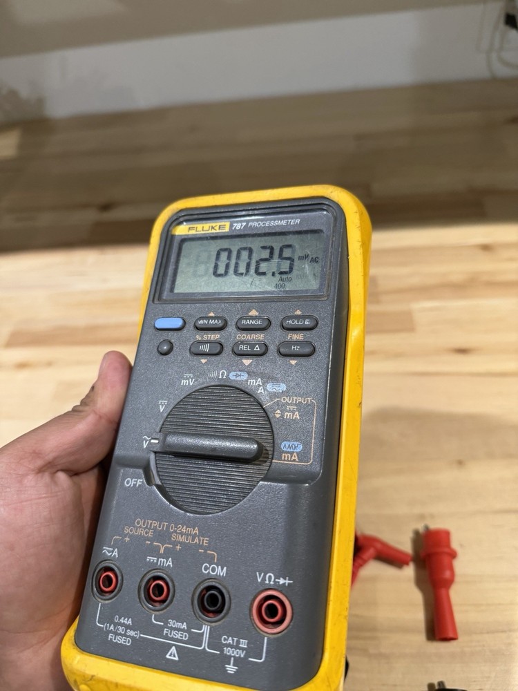 FLUKE 787 PROCESSMETER W/LEADS & CLIPS (SHIPS FAST) (LIGHT DOESNT WORK)
