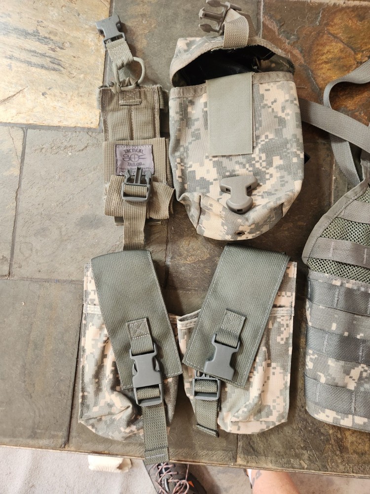 UCP VEST AND 4 POUCHES