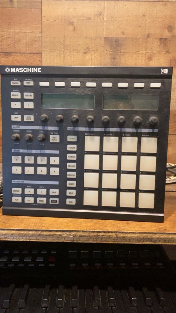Native Instruments Maschine MK1 Sampler & Sequencer, 16 Pads, Built-in Effects,…