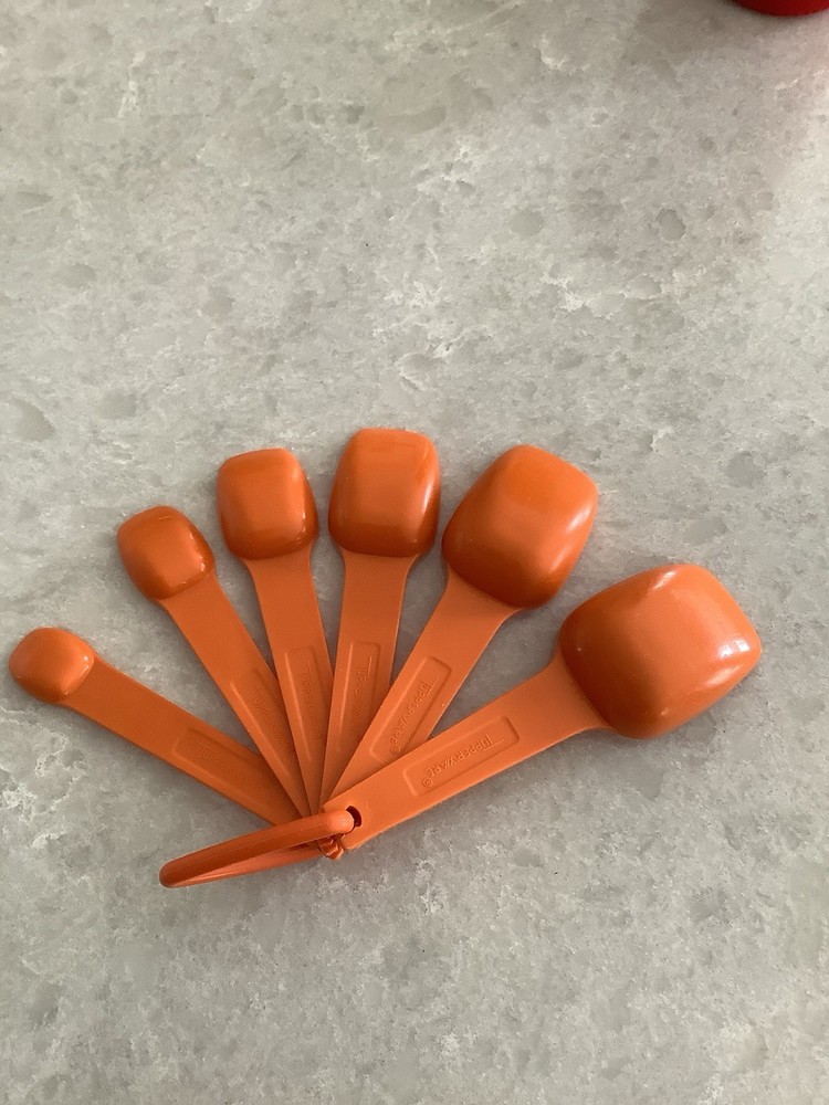 TUPPERWARE ORANGE MEASURING SPOON SET