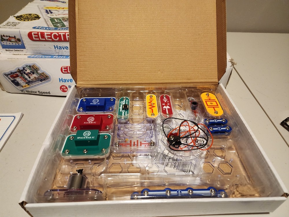 Electronic Snap Circuits 750, 300, 100 Experiment Kits - Incomplete