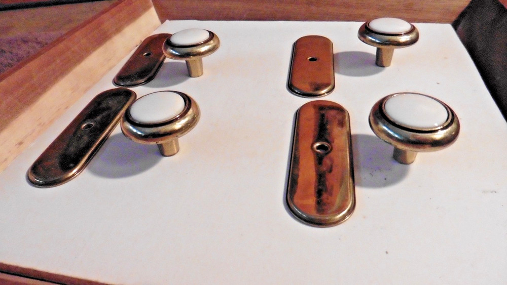 Vtg Set of 4 Brass Drawer Knobs Pulls w/ White Ceramic Insert & Brass Back Plate