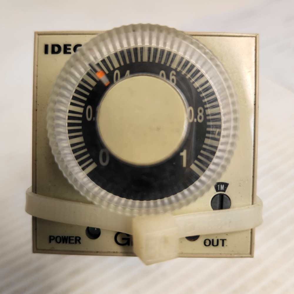 Idec GE1A-C10HA110 Electronic Timer 8-pin Octal 5A DPDT w/ SR2P-06 Socket