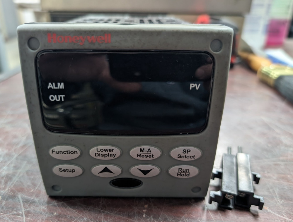 🤪 HONEYWELL UNIVERSAL DIGITAL CONTROLLER 1/4 DIN DC2500-E0-0L00-100-10000-E0-0