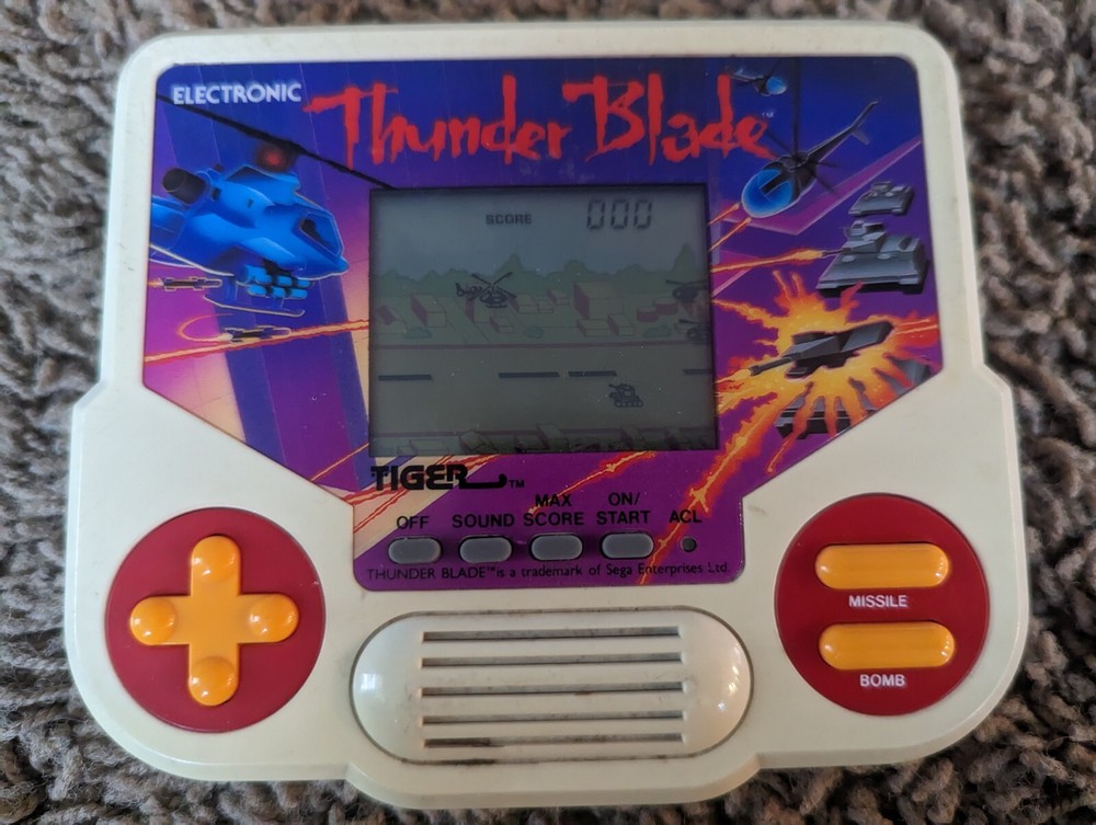 Tiger Electronics Thunder Blade Handheld Video Game works! Clean battery compart