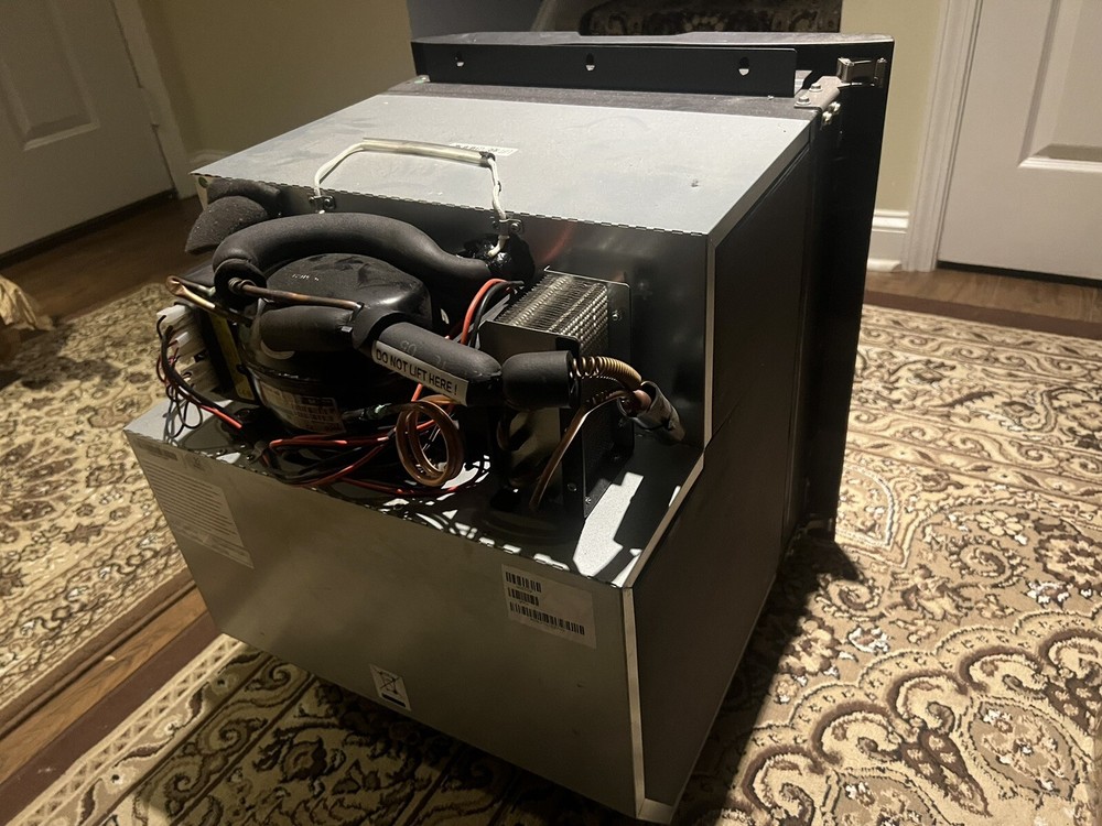 FREIGHTLINER CASCADIA 126 SLEEPER REFRIGERATOR