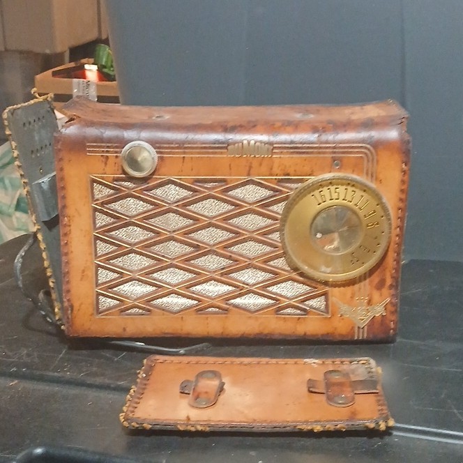 DuMont 1950s Tube Radio with Leather Case and Eveready Battery