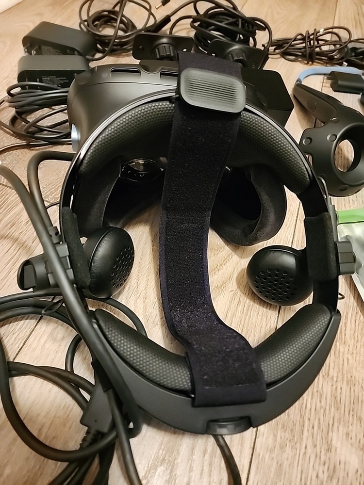 HTC Vive Cosmos Elite VR Headset Full Bundle