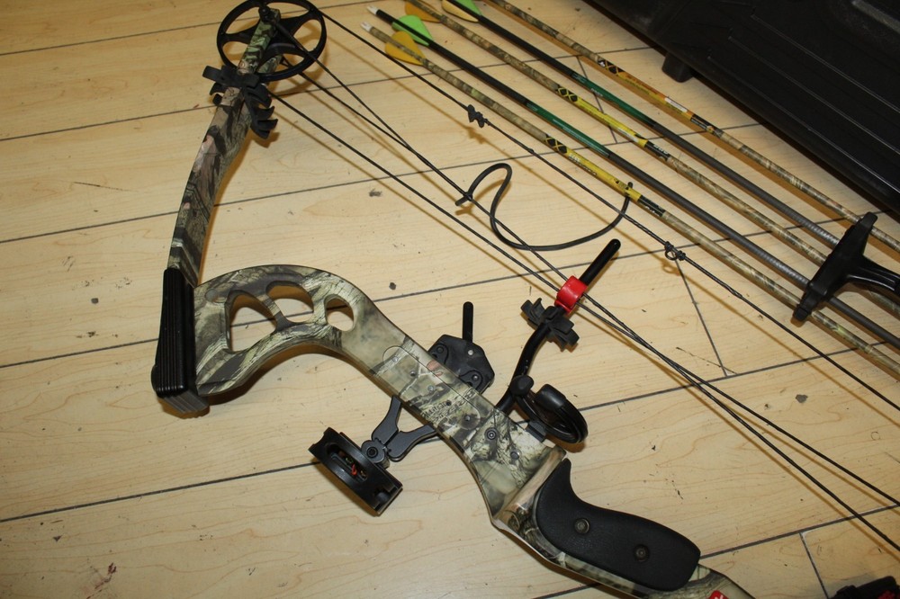 PSE Archery Stinger Compound Bow w/ case and arrows