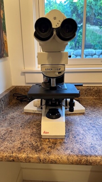 Leica Microscope DMLB W/ two objectives