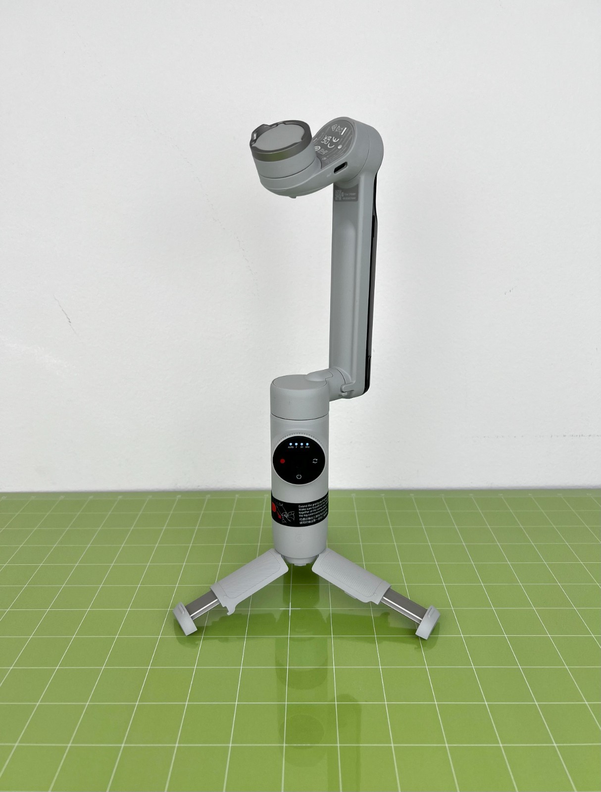 Insta360 Flow Standard 3-Axis Gimbal Stabilizer with built-in Tripod - Gray