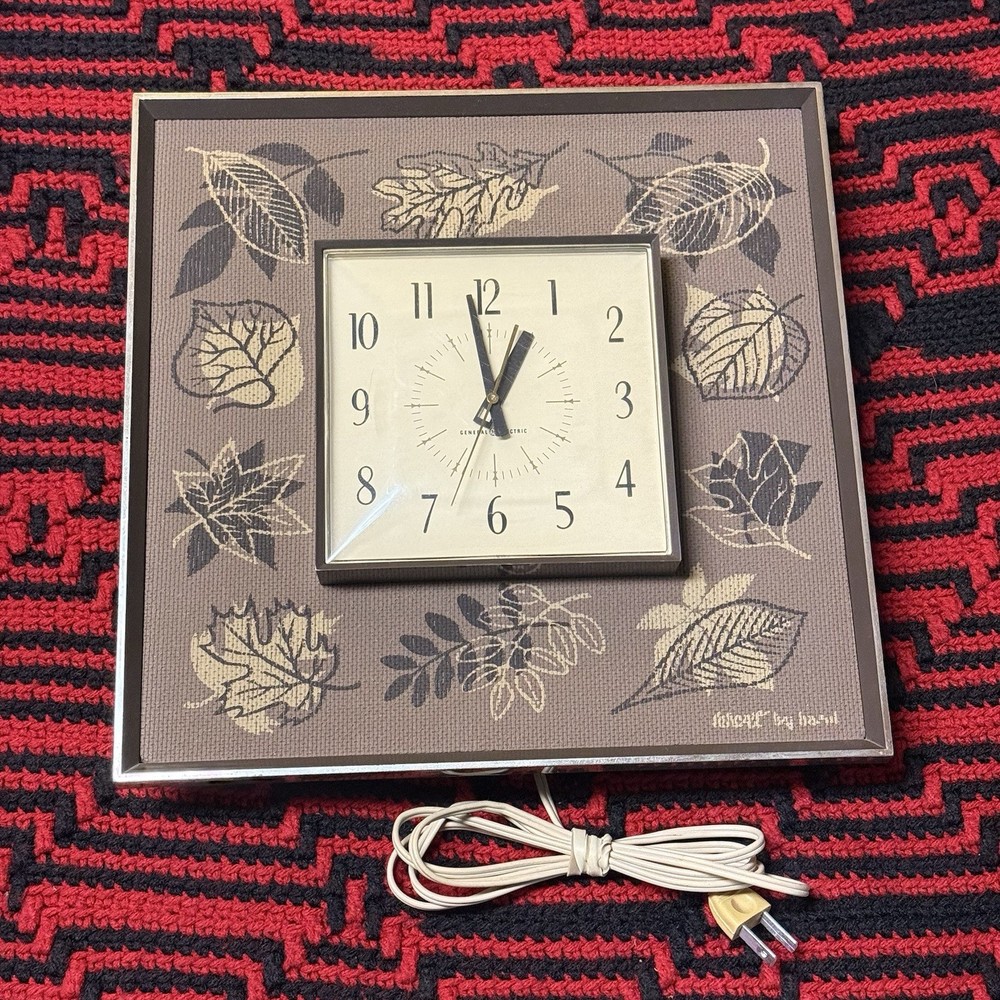 Vintage Retro General Electric Wall Clock with Leaf Pattern Border TESTED