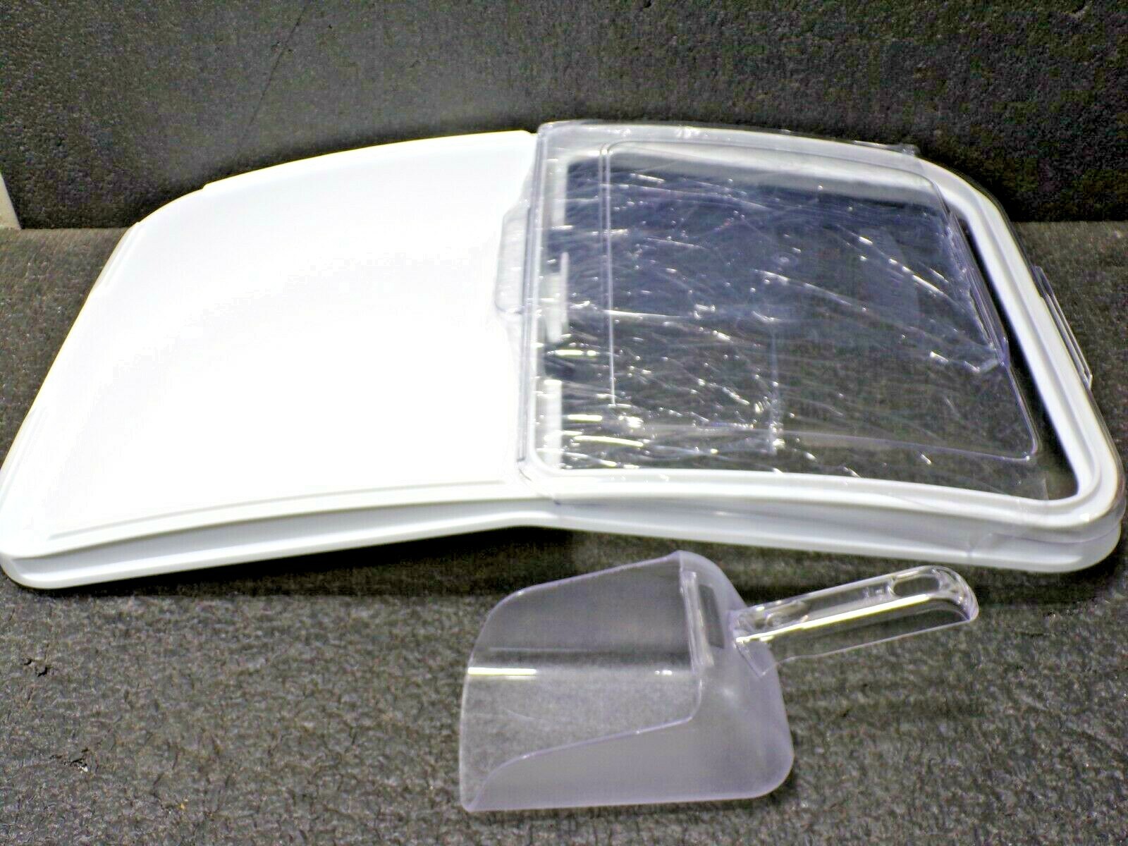 RUBBERMAID Storage Bin Lid, W 17 1/4, w/32 oz. Scoop