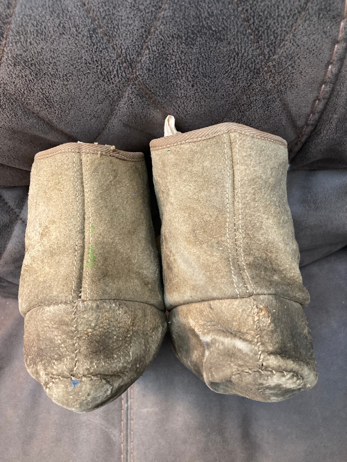 VINTAGE ALASKAN ESKIMO INUIT ESKIMO MUKLIK LEATHER MOCCASINS