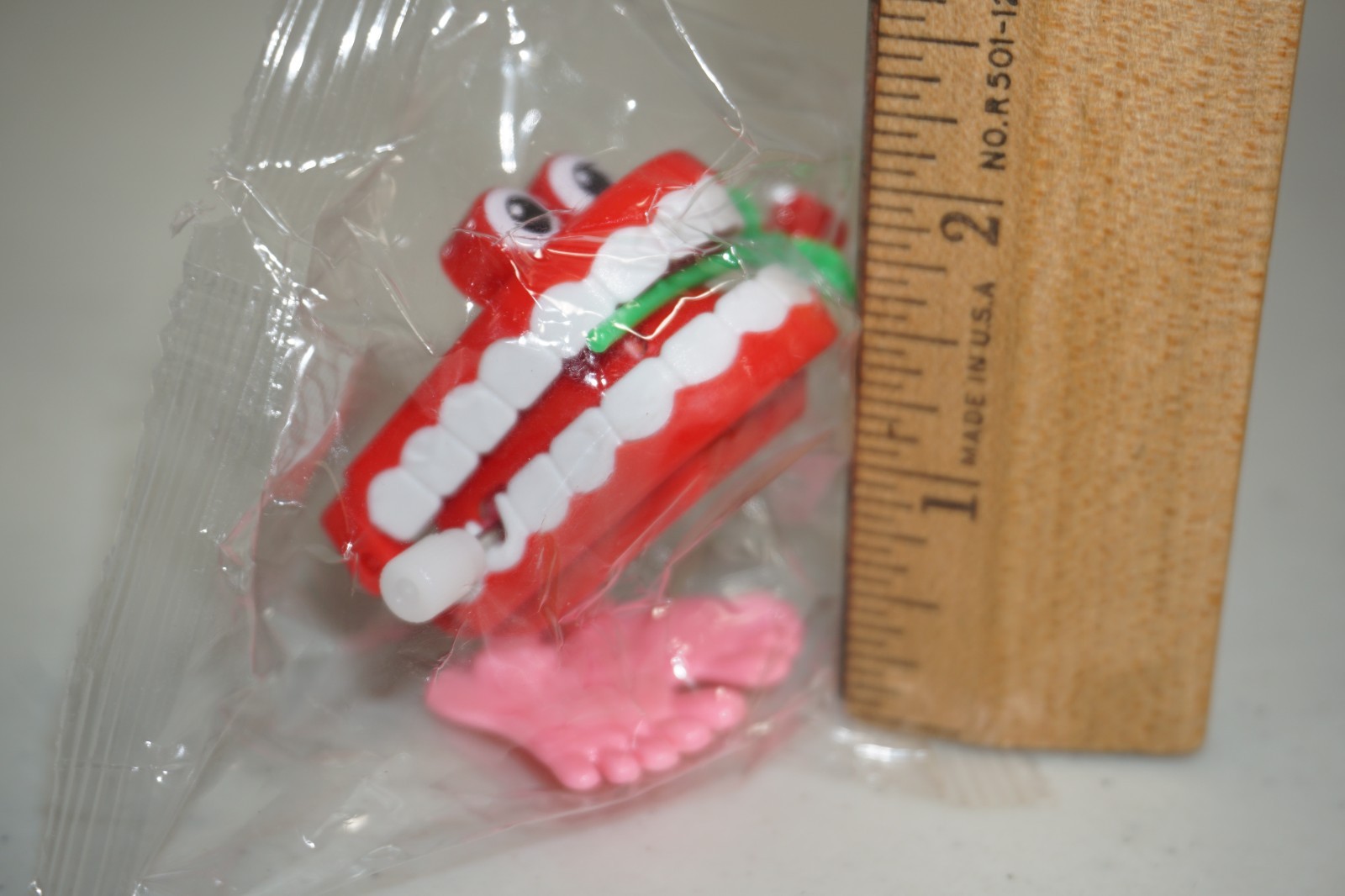 Wind Up Chattering Walking Teeth Small Toy Eyes Feet Rose in Mouth