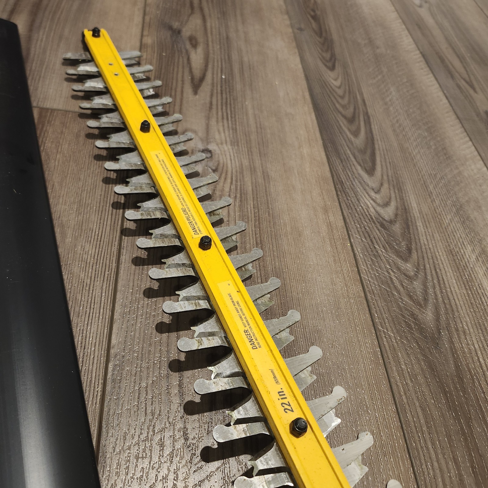 (DCHT821B) DeWALT 20V MAX 22 in. Cordless Hedge Trimmer - Tool Only