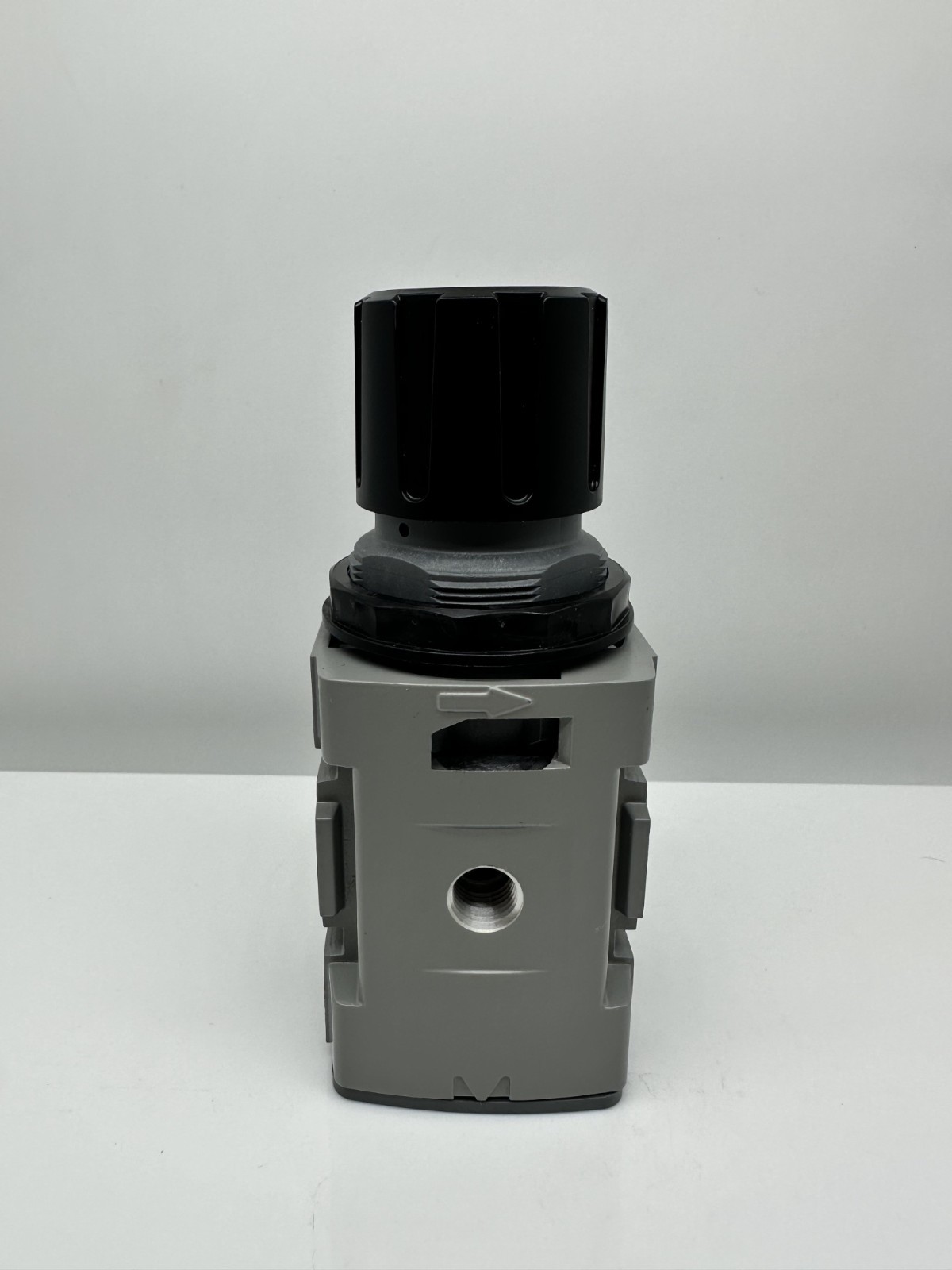 Wilkerson R18-04-F000B Air Pressure Regulator, 1/2" Pipe Size New Fast Shiping!!