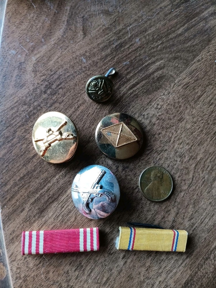 WW2 US Army Uniform Buttons Ribbons