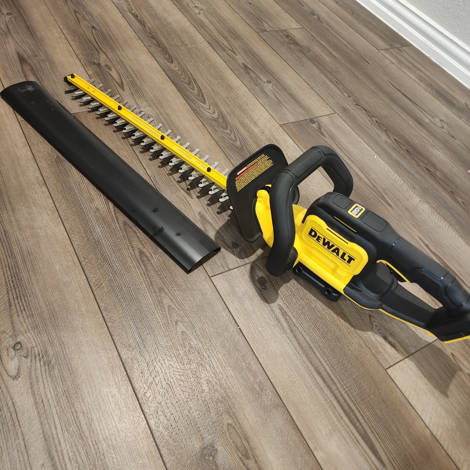 (DCHT821B) DeWALT 20V MAX 22 in. Cordless Hedge Trimmer - Tool Only