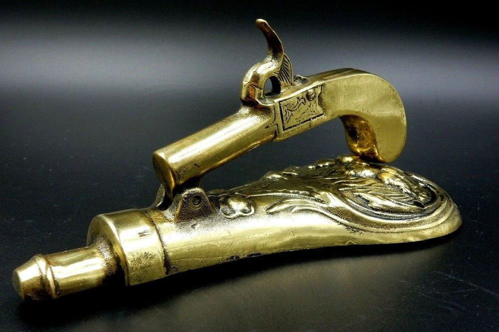 VINTAGE PISTOL & POWDER FLASK SOLID BRASS DOOR KNOCKER