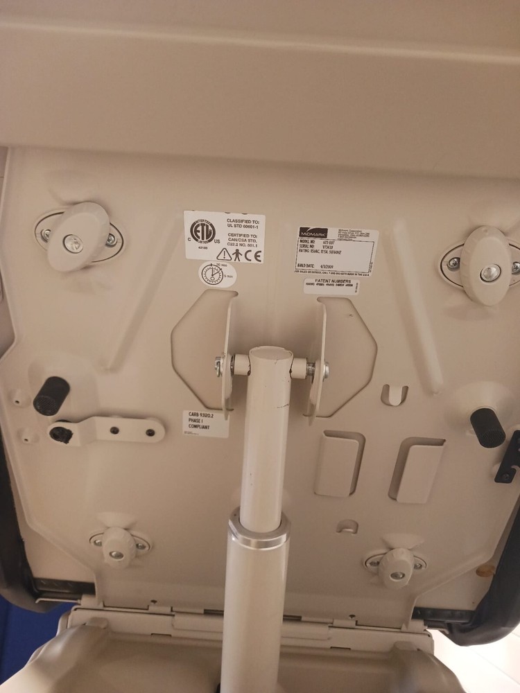 Midmark Exam Table 623-007 w/ Foot Switch & Handheld Controller
